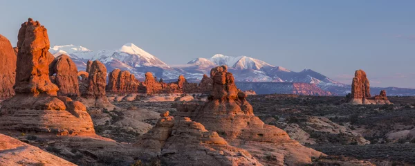 Foto op Canvas Rode rotsen en paarse bergen © lightphoto2