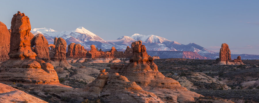 Fototapeta Red Rocks and Purple Mountains