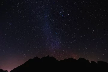 Raamstickers Silhouet bergtop & 39 s nachts met lucht vol sterren en melkweg © SasinParaksa