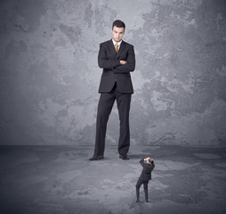 Obraz premium Big boss looking at tiny coworker