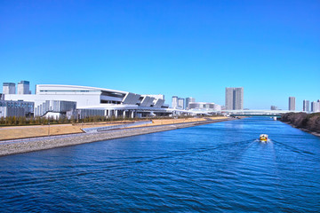 豊洲水産卸売場と運河