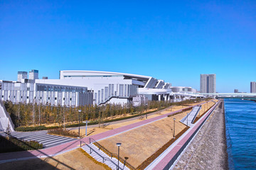 豊洲水産卸売場と運河
