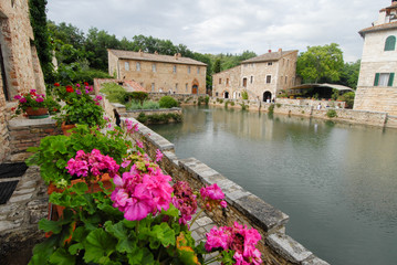 Fototapeta na wymiar old thermal baths in the medieval village Bagno Vignoni, Tuscany