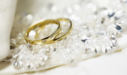 Obraz na płótnie Canvas Wedding rings with diamond background, selective focus