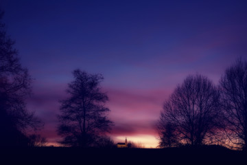 Fototapeta na wymiar Sonnenuntergang im Kurpark mit schwarzer Silhouette