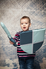 kleines Mädchen mit dem Schwert