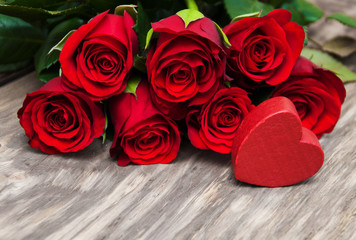 Obraz na płótnie Canvas Red rose and heart