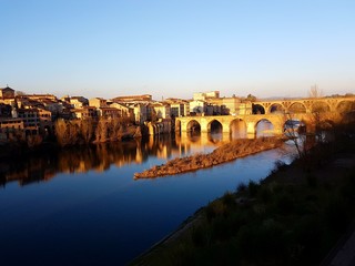 Fototapeta na wymiar Paysage avec les pont d'Albi