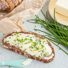 Butterbrot mit frischem Schnittlauch