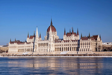 Fototapeta na wymiar Hungarian parliament in Budapest at winter