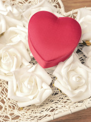 Geschenkbox in Herzform mit weißer Rosendekoration