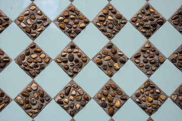 Alicatado de fachada con azulejo y piedras decorativas