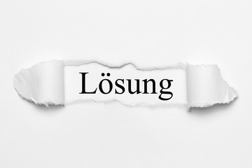 Lösung auf weißen gerissenen Papier