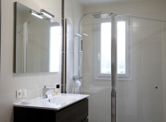 salle de bain moderne, douche à l'italienne