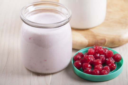 Smoothies with frozen red currants