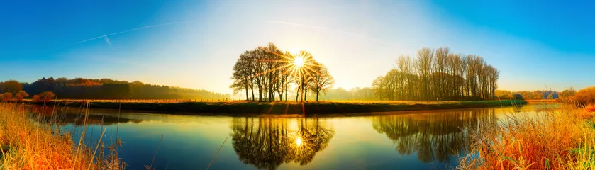 Photo sur Plexiglas Panoramique Paysage idyllique avec rivière et forêt au lever du soleil