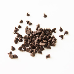 Obraz premium Chocolate chips isolated on white background