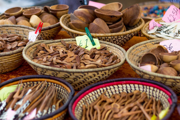 Marktstand mit Holzlöffeln und Besteck