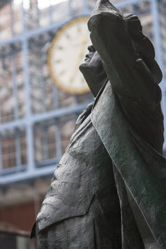 John Betjeman Statue In St Pancras.