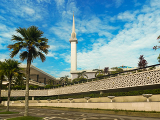 Obraz premium Modern mosque in tropical Malaysia