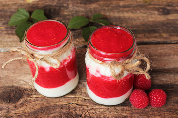 Gesunder Himbeershake auf Holz
