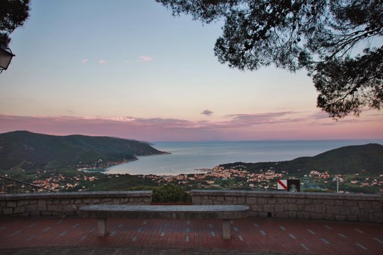 Isola d'Elba, veduta dal pese di San Piero al tramonto. Toscana, Italia