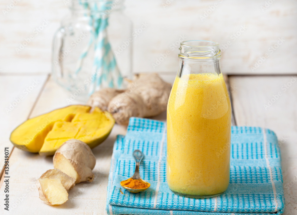 Poster smoothies with mango, ginger