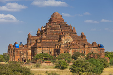 Fototapeta na wymiar Pyramid shape pagoda in Bagan Dhammayan Gyi Pagoda 