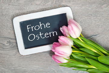 Tulpen auf Holzhintergrund: Frohe Ostern!