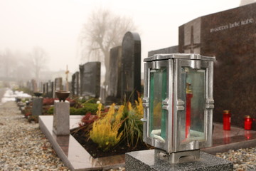 Fototapeta na wymiar Cemetery in Winter, Friedhofsatmosphäre im Winter, Gräber an einem nebligen Wintertag