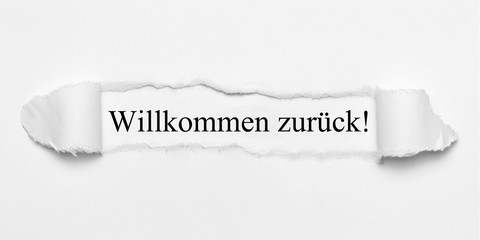 Willkommen zurück! auf weißen gerissenen Papier 