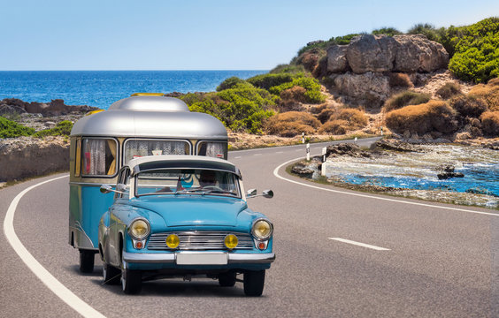 oldtimer mit wohnwagen, camping am meer, strand