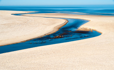 Mündung eines Flusses bei Hennestrand in die Nordsee, Jütland, Dänemark, Langzeitbelichtung