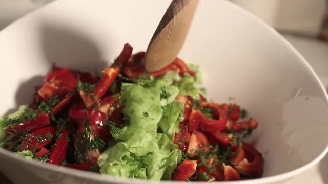 salad with tomato and letucce