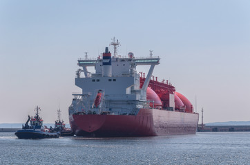 LNG TANKER IN THE HARBOR © Wojciech Wrzesień