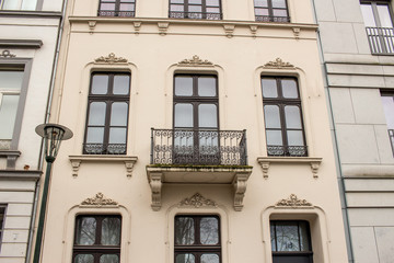 Fototapeta na wymiar Alte Hausfassade mit Fenstern und Türe