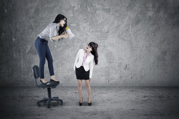 Obraz na płótnie Canvas Businesswoman yelling to her employee