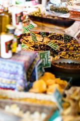 variétés d'olives au marché