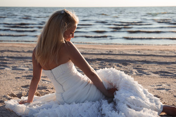 Fototapeta na wymiar Beautiful Bride. Sea