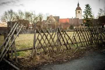 Defekter Jägerzaun
