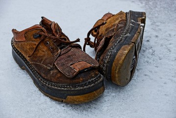 Старые ботинки на снегу