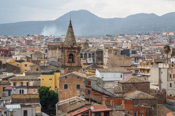 Obraz premium A view over old town of Adrano in the rainy weather, Sicily isla