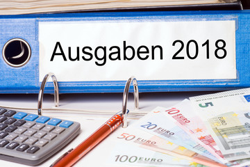 Ausgaben / Aktenordner mit der Aufschrift Ausgaben 2018