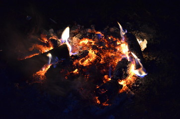 Płonące kawałki drewna/Burning pieces of wood