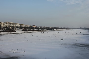 Blick auf die zugefrorene Neue Donau mit tragfähiger Eisdecke bei Wien im Februar 2017