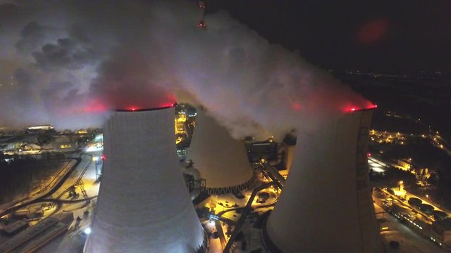 Elektrownia produkcja energii nocne ujęcia 4K