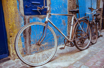 Fototapeta na wymiar Rusty bike in a street of essaouira