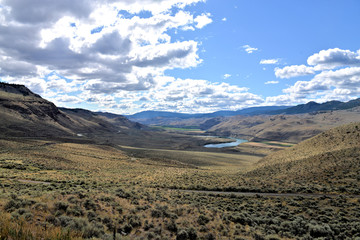 collines et rivière