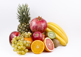 Beyaz fonda çeşitli meyveler