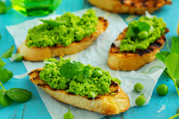 Snack of peas and mint with toast.